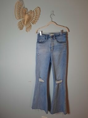 BKE Sz 28/30, Slim Fit, High Rise, Light Wash Women's Distressed Flare Jeans